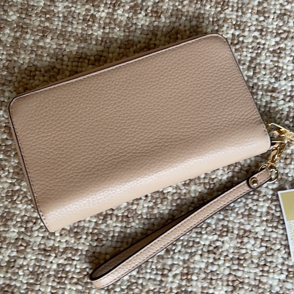 Michael Kors Jet Set Travel LG Flat MF Phone Case - Picture 3 of 15